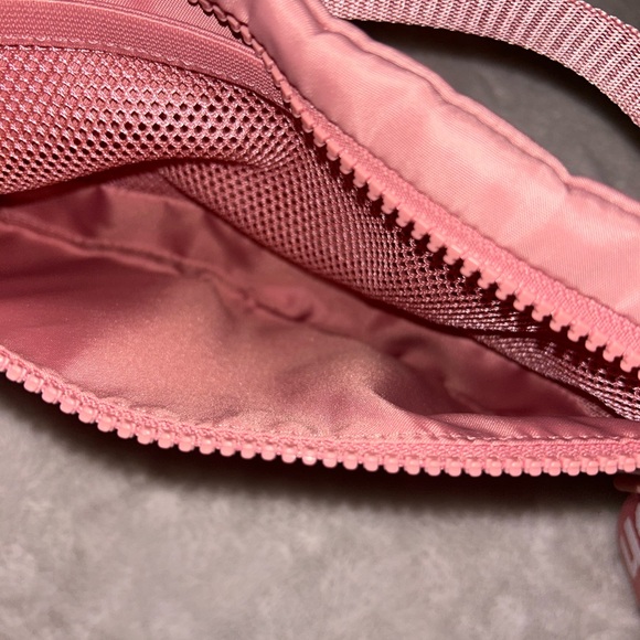 Lululemon belt and body bag - Picture 3 of 5